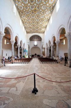 800px-Otranto_cathedral_interior.jpg